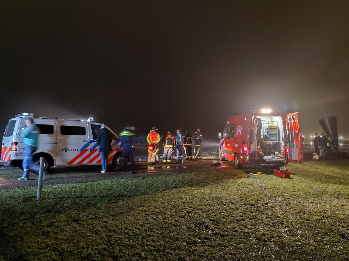 Hulpdiensten zoeken naar vermiste schaatser bij Hoornsemeer in #Groningen - -..