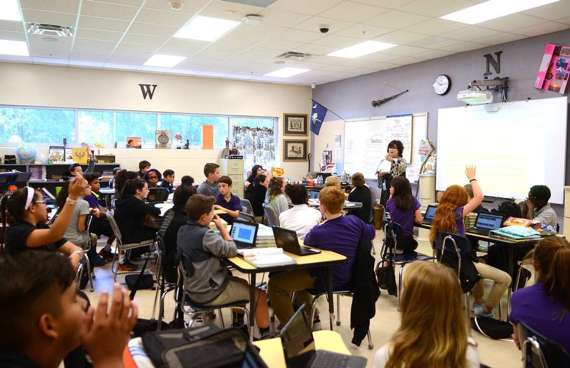 Американские школы старшеклассники. Crowded classroom. Коридор школы с людьми. Школа stand. In certain schools students stand when.