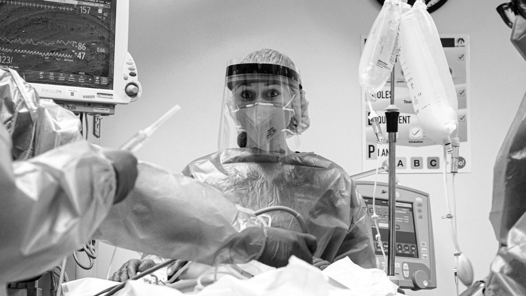 latimes's tweet image. Dr. Daria Osipchuk was taken aback when she first saw Kobner’s photo of her. 

“It was a little haunting looking into my own eyes and seeing — in my eyes, I’m seeing that moment of calm right before the intubation and the gravity of the situation,” said Osipchuk.