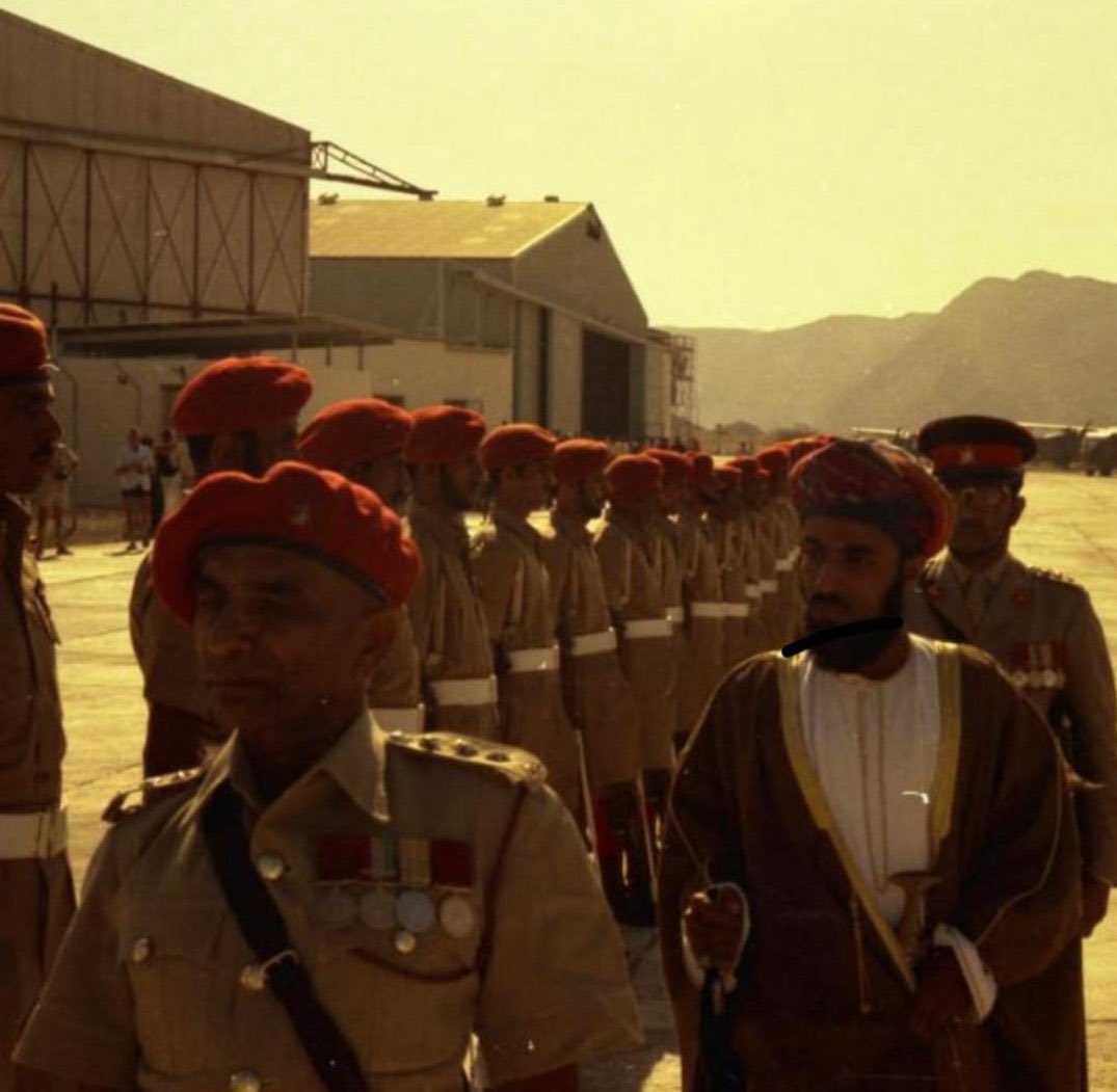 صورة جميلة و نادرة للسلطان قابوس طيب الله ثراه في بداية السبعينيات وامامه الكابتن عبدالله بن سيف الزدجالي رحمه الله و خلفه المرافق العسكري سعيد بن سالم الوهيبي رحمه الله .. ويبدوا انها التقطت بمطار بيت الفلج .