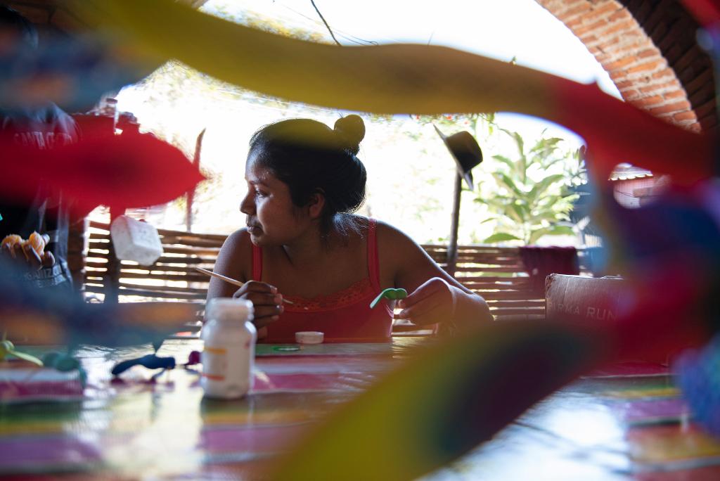 NatGeo_la's tweet photo. "Las mujeres artesanas enfrentan situaciones desafiantes por la lucha para generar ingresos y por las brechas de desigualdad y equidad de género que las mantienen en condiciones de precariedad"
📸 1: Citlali Fabián, 2: Eva Lépiz y 3: Greta Rico
📍 Oaxaca, México https://t.co/XIqzPtHBzm