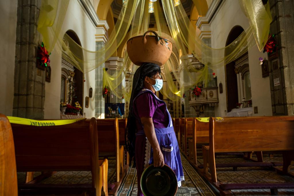 NatGeo_la's tweet photo. "Las mujeres artesanas enfrentan situaciones desafiantes por la lucha para generar ingresos y por las brechas de desigualdad y equidad de género que las mantienen en condiciones de precariedad"
📸 1: Citlali Fabián, 2: Eva Lépiz y 3: Greta Rico
📍 Oaxaca, México https://t.co/XIqzPtHBzm