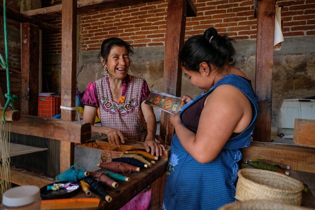 NatGeo_la's tweet photo. "Las mujeres artesanas enfrentan situaciones desafiantes por la lucha para generar ingresos y por las brechas de desigualdad y equidad de género que las mantienen en condiciones de precariedad"
📸 1: Citlali Fabián, 2: Eva Lépiz y 3: Greta Rico
📍 Oaxaca, México https://t.co/XIqzPtHBzm