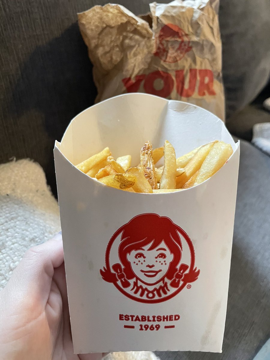 1xtinaaAa's tweet photo. @Wendys what’s the point of ordering a large fry when they aren’t filled up all the way?! https://t.co/pBEkOv09wv