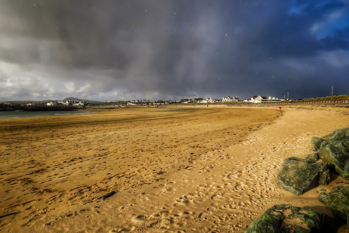 _SCphotography_'s tweet photo. Snow flurry blowing over Trearddur Bay, Anglesey.. short and sweet, and didn't interrupt the sunshine too much!.. ,@Ruth_ITV @kelseyredmore @AngleseyScMedia @ItsYourWales https://t.co/XM6HeooT8X