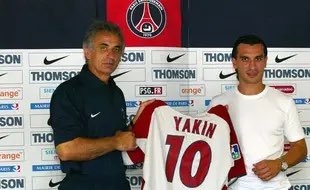 4/ Hakan Yakin (2003) Paris pensait avoir trouvé le remplacent de Ronnie. Courtisé par de gros clubs, Yakin signe à Paris. Mais il aurait « oublié » de préciser qu’il souffrait d’une hernie inguinale et qu’il devait se faire opérer. Le transfert sera donc annulé, rocambolesque.