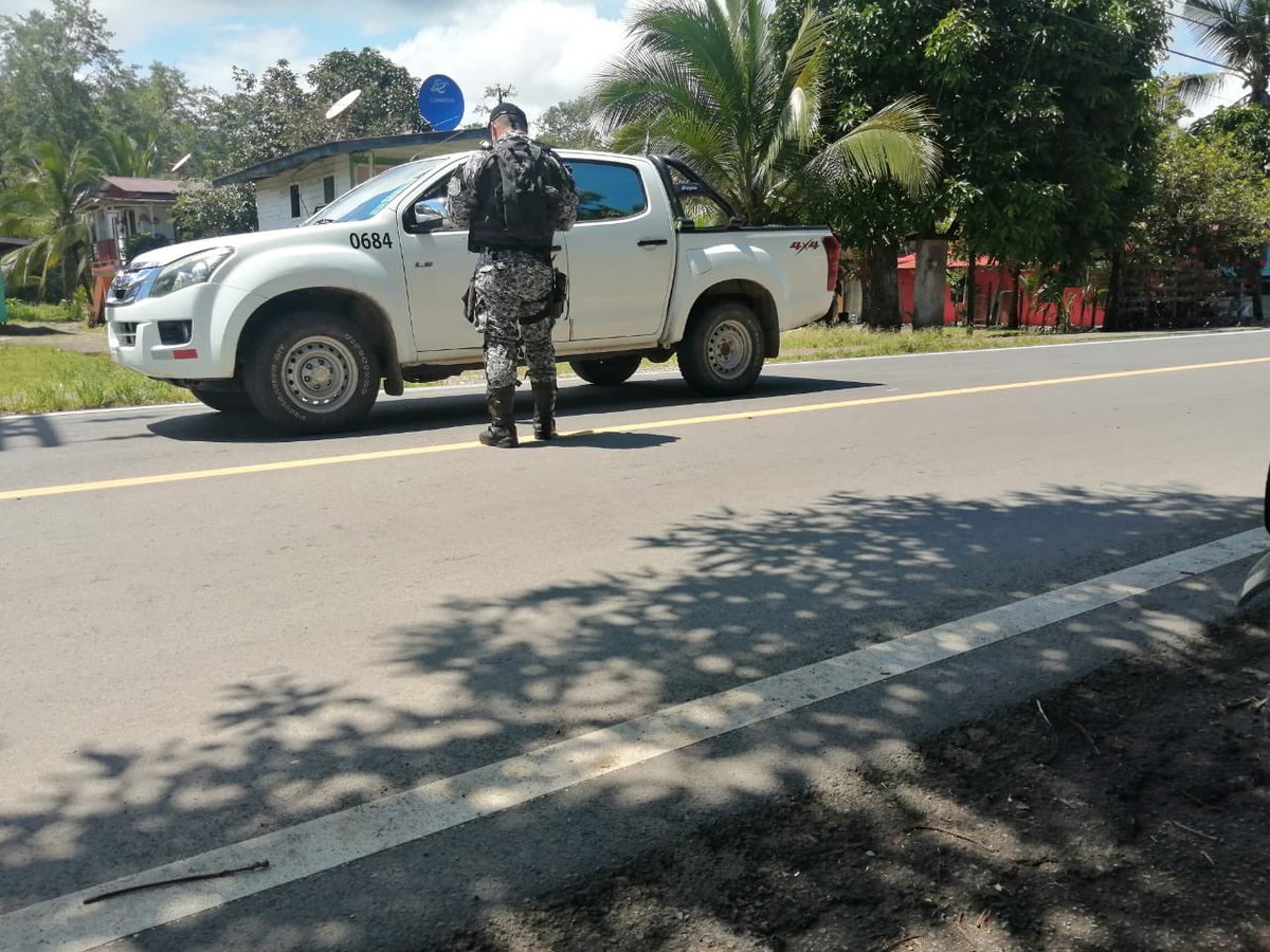 policiadepanama's tweet photo. Nuestros efectivos policiales se mantienen en diversos sectores de la provincia de Bocas del Toro, garantizando la sana convivencia. #UnidosLoHacemos https://t.co/vlHInCPNpQ