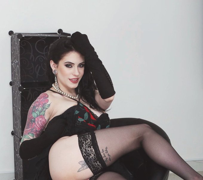 50&rsquo;s movies and chill with me on Valentine&rsquo;s Day? If you missed my new scene for @XFREAXX @legal_porno<a href="/tag/bts"class="tags"><span>#bts</span></a>