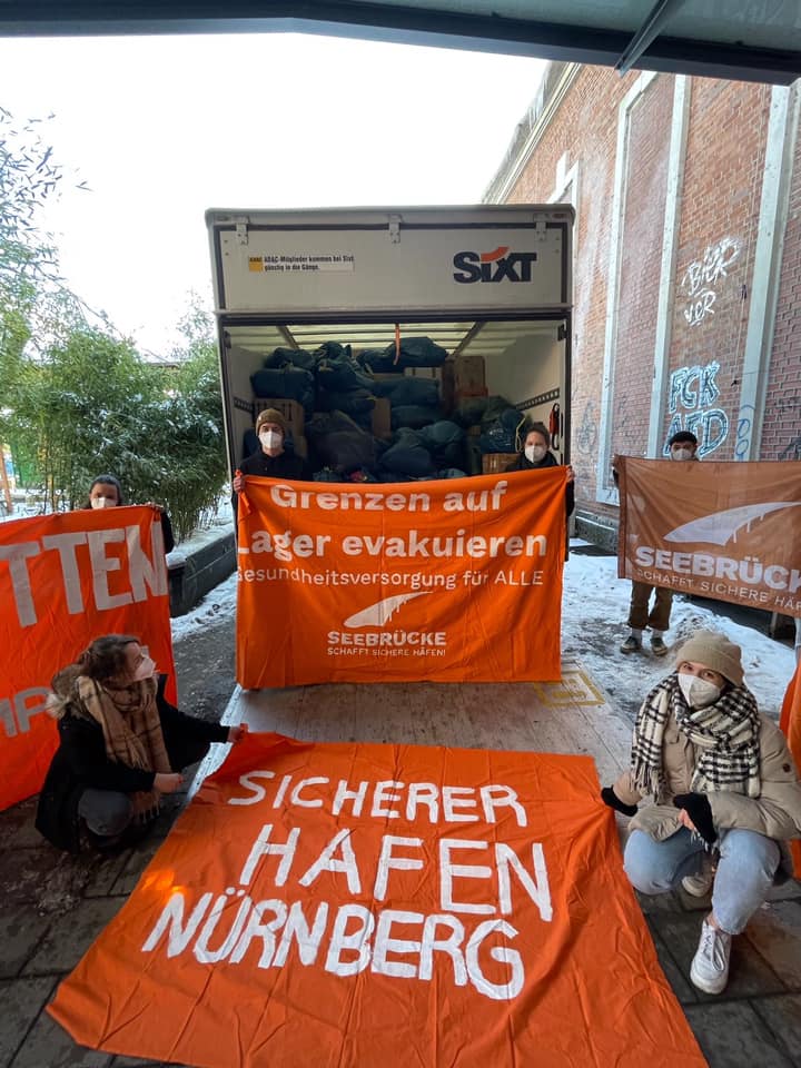 SeebrueckeNbg's tweet photo. WOW! Am Wochenende haben wir 1 LKW + 1 Sprinter mit unglaublichen 1069 Kleidungspakete,1004 Hygienepakete, 200 Schlafsäcken, 60 Zelten, Powerbanks, Handys & Taschenlampen gepackt und nach Regensburg zu #SpaceEye gebracht. Von dort gehen die Sachen direkt nach Bihać, #Bosnien. (1) https://t.co/d643YiVdTB