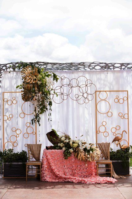 #Shared from Enticing Tables Our Bubbles Screens + your wedding flowers will create a beautiful backdrop for your special day. #weddingbubbles #circl... pinterest.ca/pin/3307399716… #Wedding #Decor #Inspiration #NowBooking