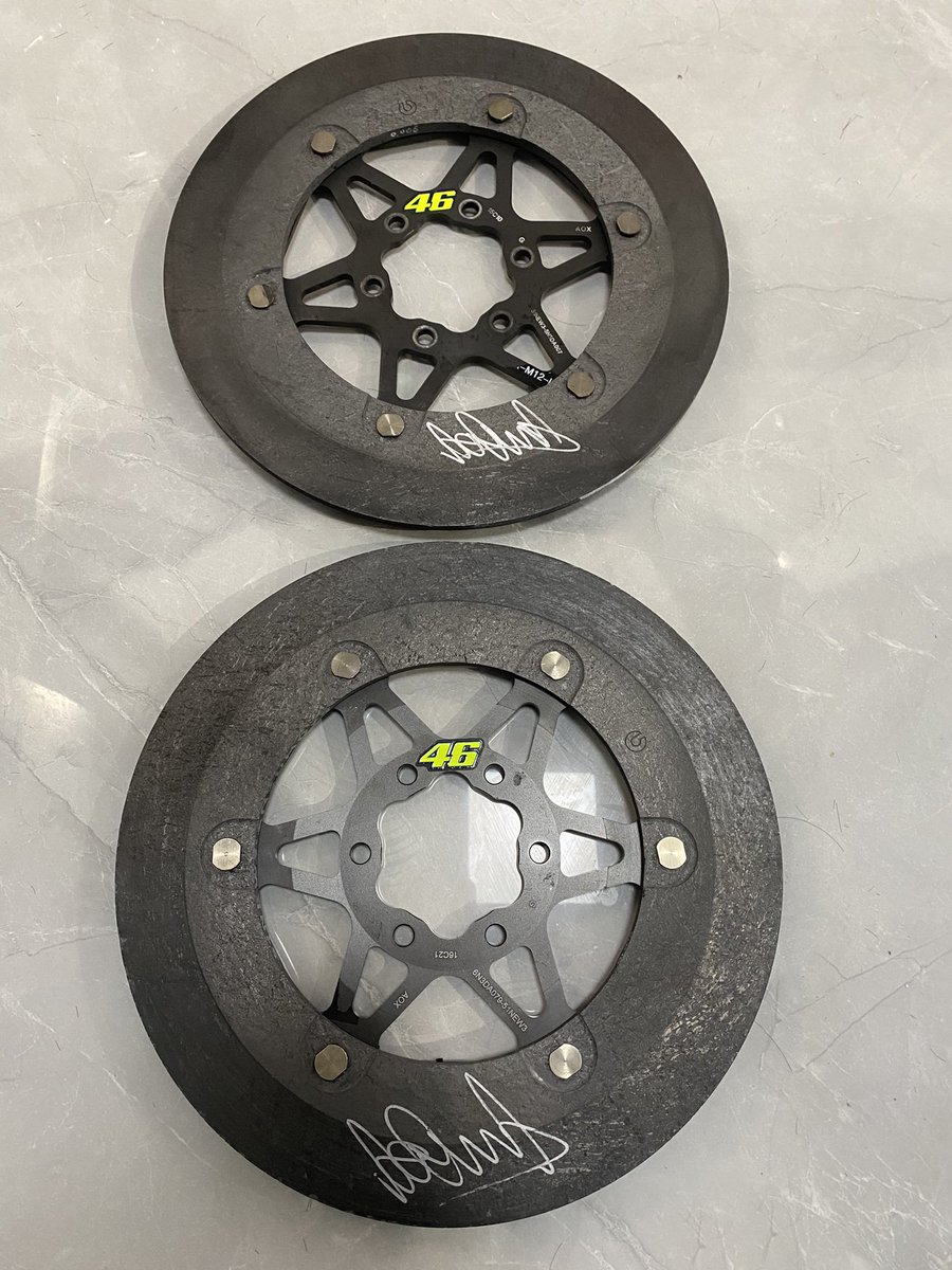 Hiyujiche's tweet photo. @Alex__Briggs i had collected lots of vr46 signed brembo discs https://t.co/4aqgCqiefe