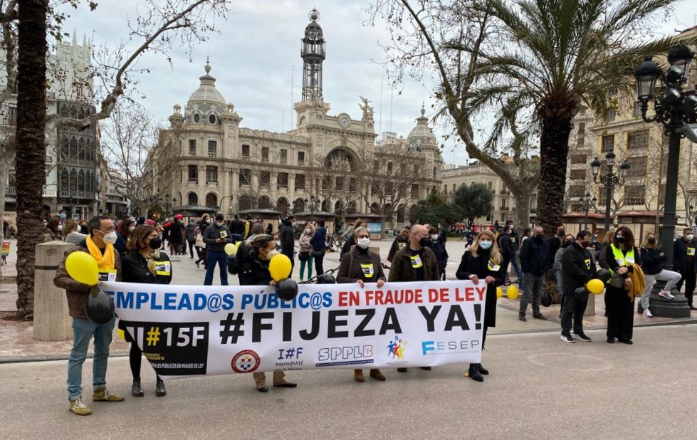 InterinosVlc's tweet photo. Plaza del Ayuntamiento 17:30h Primer Aniversario del 15F.

#AhoraSiToca la #FijezaYa que nos reconoce la Directiva UE 1999/70 y el TJUE y nos niega el Estado español del cual somos trabajador@s.
Sr @joanribo est@s son sus trabajador@s, como verá 
SOMOS PERSONAS, NO SOMOS PLAZAS https://t.co/5nZGBYvClz