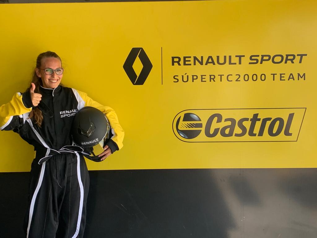 LuciaPloper's tweet photo. Increíble la experiencia de vivir la adrenalina del STC2000 desde adentro! 😍🏁💨 como copilota del grandisimo @leonelpernia
#AnimarseAMas
#RenaultSponsorDay
@RenaultSportARG https://t.co/r9oz1UW2ed