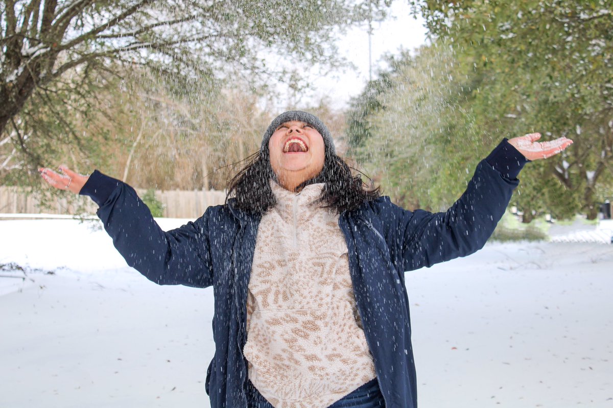 c_guajardo__'s tweet photo. snow in texas, whattt??? God your nature is so beautiful https://t.co/EAfWy5hpJP