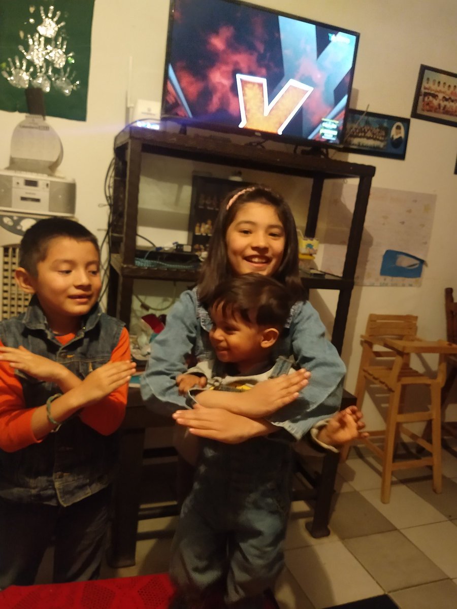 KujoAllison's tweet photo. @AlExtremo Axal, Aquetzali y Gohan desde Morelia viendo al extremo su programa favorito, les encanta cuando Uriel dice VIEJO RIDÍCULO 🤣🤣 https://t.co/a5gsUZIYE4