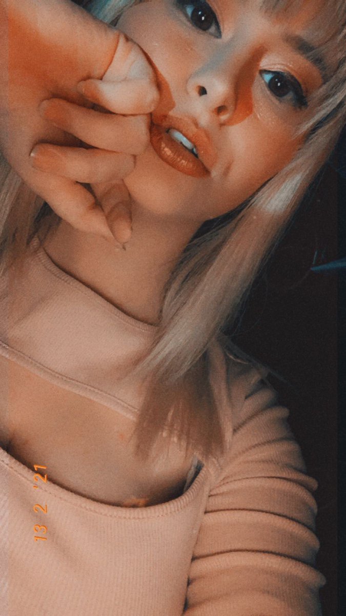 __whatdahale's tweet photo. If you have be questioning wether or not you should get bangs this is your sign to do so!! https://t.co/PGLyMYnLKE