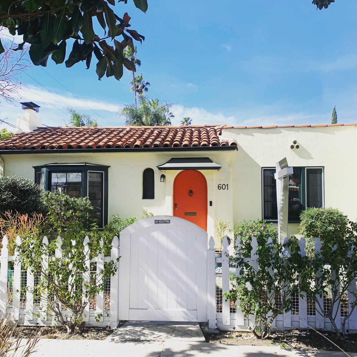 Sunday Showings - 1920s bungalow moments from Melrose, The Grove and Beverly Center - $1.1MM. DM me for more info! 
.
.
.
#realestate #losangeles #firsttimehomebuyer #california #californialove #realestateagent #homemade #milliondollarhome #milliondollarlisting #sellingsunset