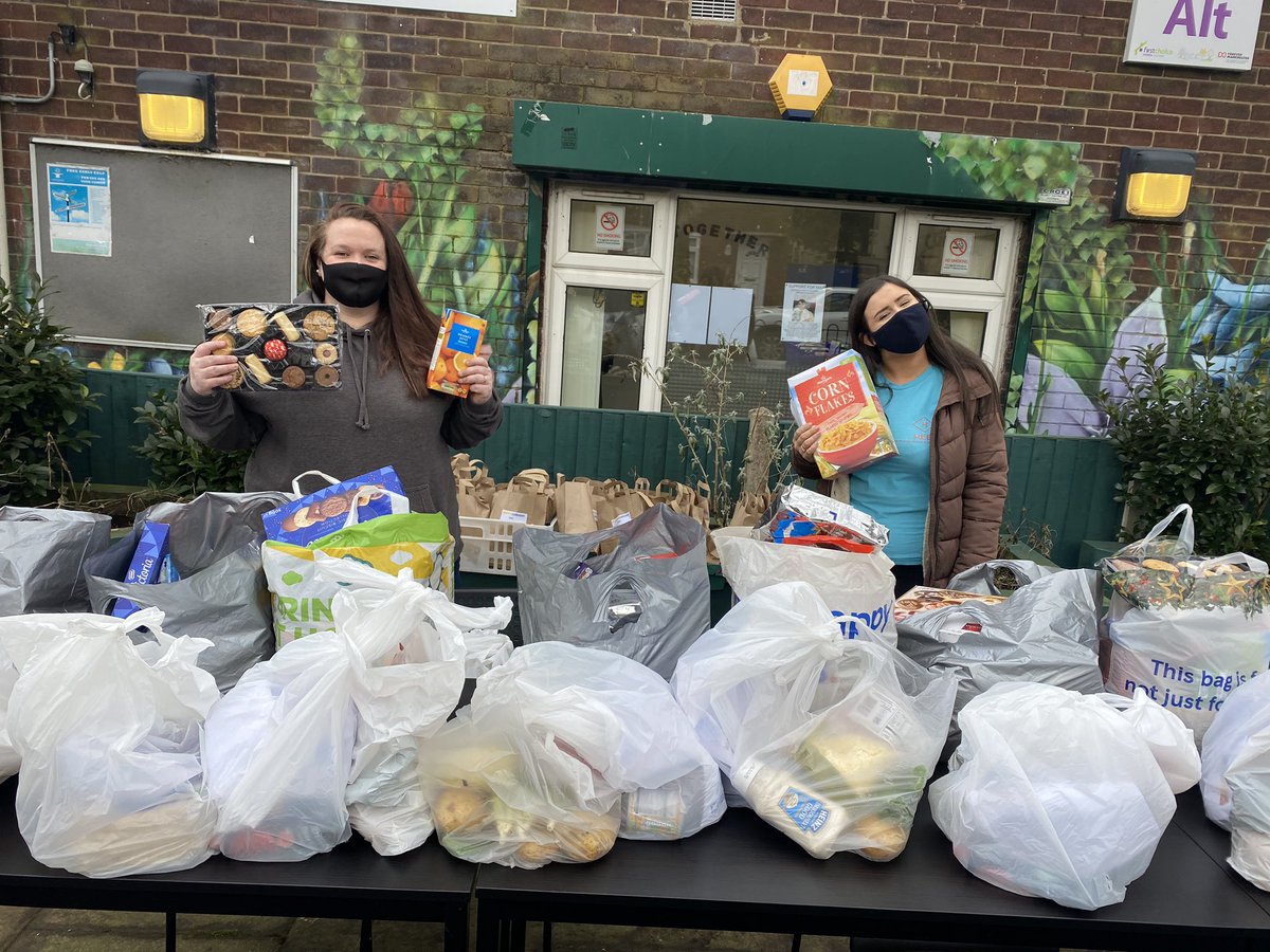 Great to be giving food packs out and working with @mahdloyz  to give packed lunches out in Alt today. #togetherwearestronger #oldhamhour #teamoldham @OldhamCouncil