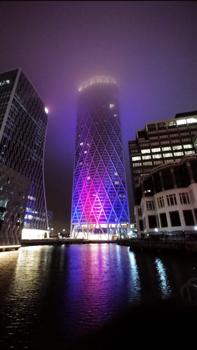 AlanCampot's tweet photo. #LightsOfLondon desde Canary Wharf, antes un puerto donde se comercializaba con las Canarias (de ahí el nombre), hoy un opulento distrito financiero. https://t.co/molgHrhgmt