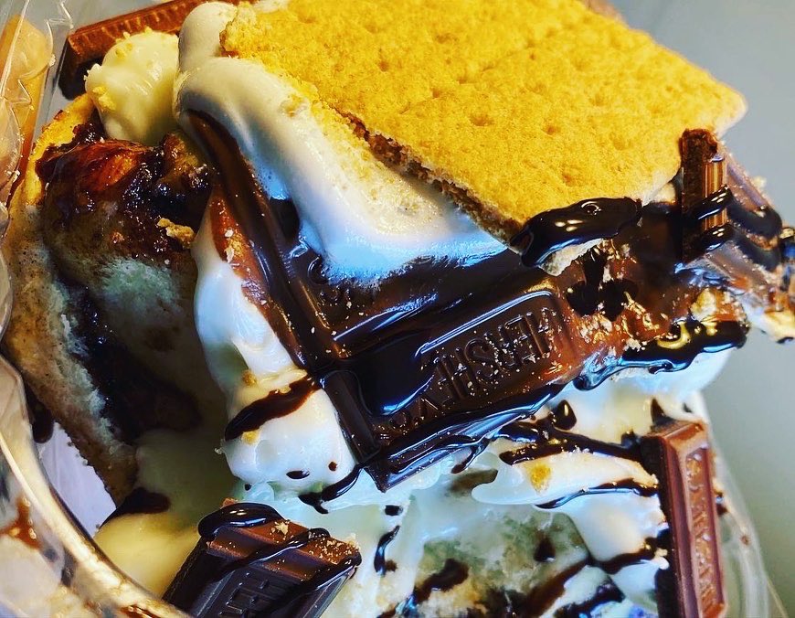 PastryVault's tweet photo. S’mores and Peaches and Cream Cinnamon Rolls is available today ❤️ Inbox or Call in your order 334-593-6413 #thepastryvault #BlackOwnedBusiness #Entrepreneur #momandentrepreneur #gourmetcinnamonrolls #pikeroadalabama #montgomeryalabama #pikeroad #dagump #womanentrepreneur https://t.co/MfRL7qSKWf