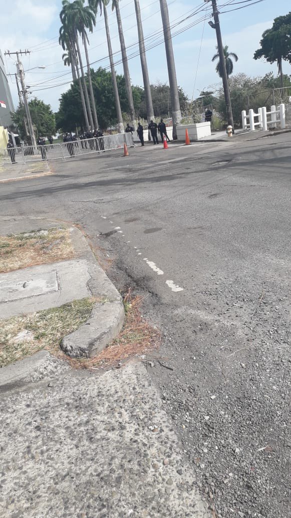 CheeChee14__'s tweet photo. Me parece curioso esta foto lo tan bien protegido que está esto por el excelente cuerpo de @ProtegeryServir en esta marcha pacífica ah, pero no fueron tan excelenteeeee en proteger a esos niños inocentes de aquel albergue 🤔interesante fren #SenniafResponde
#NoAlMaltratoInfantil https://t.co/xV4TaytgQx