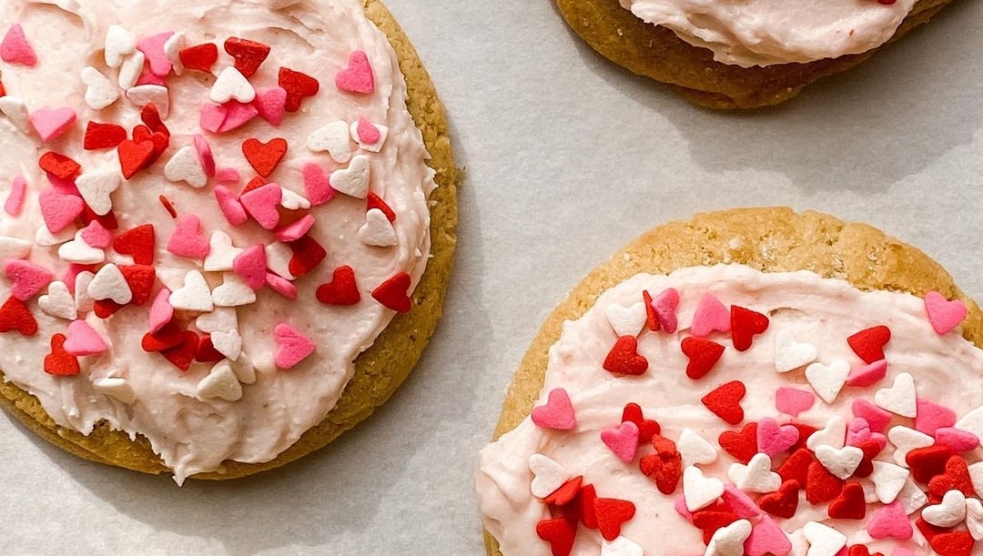 Just when you thought <a href="/tiffstreats/">Tiff's Treats</a> couldn't get any better... Frost 'ems are spreadable buttercream frostings (available in Chocolate, Strawberry, and Vanilla). Try them today and let us know what you think!