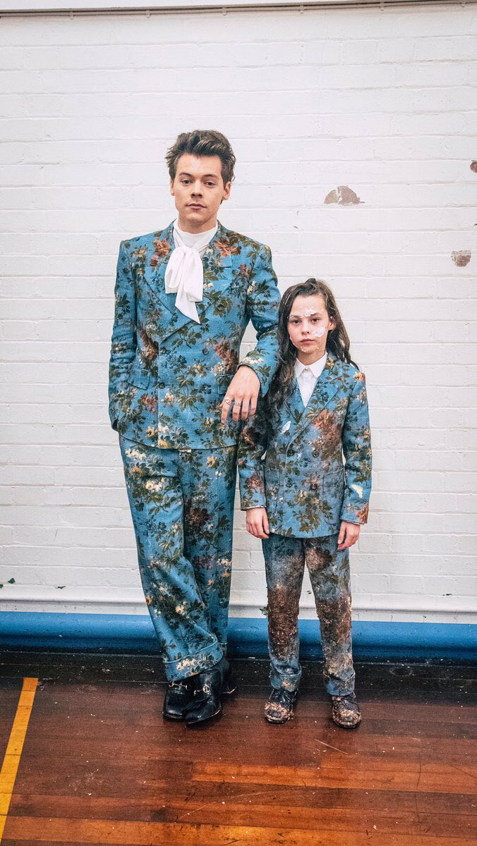 This is why the music video of Kiwi makes so much more sense now! The video starts with a child dressed as Harry in a blue suit and long brown curly hair. This could be a allusion to Long Hair Harry and his situation in 2015 where the song is set even though he published it....