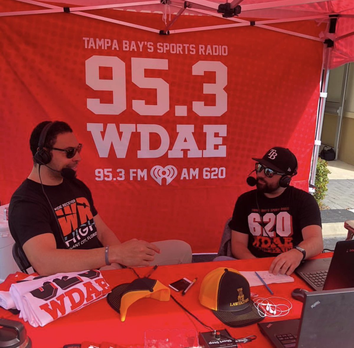 jayRecher's tweet photo. One of the best people I’ve met here in the #TampaBay area.
A great player on the field, but an even better human being off of it.
Gone way too soon. #RIPVincentJackson
@VincentTJackson @Buccaneers @953WDAE @BecklesRecher
#GoBucs #VJax https://t.co/P1t3PYuEfK