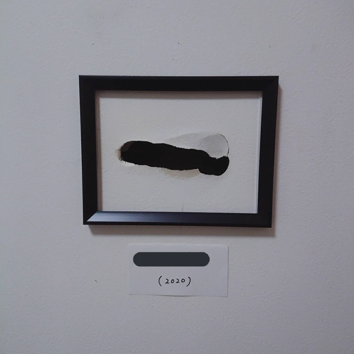 カルシウム不足の社長が壁に穴を！？個展風に飾ってみたら芸術作品になった！！