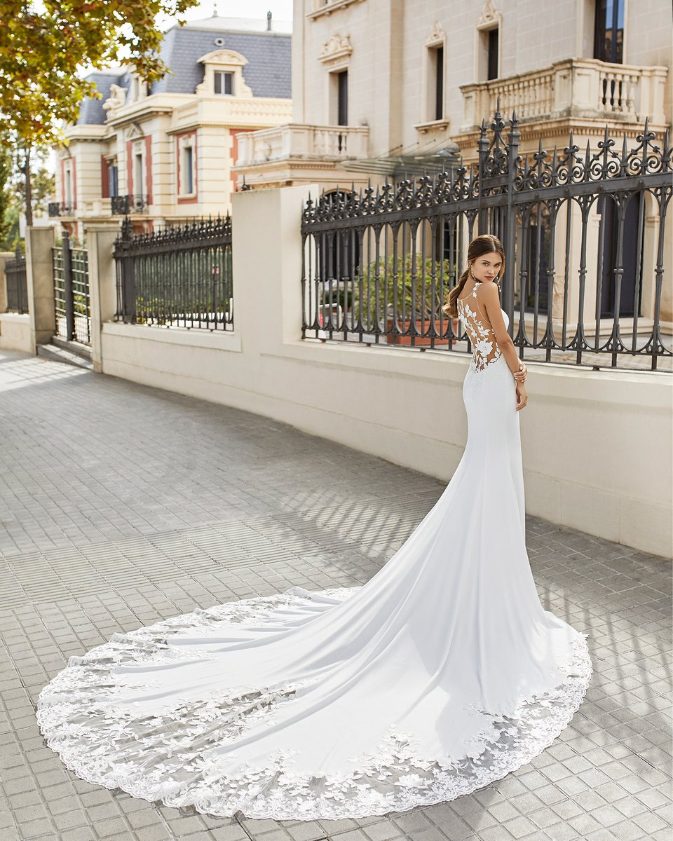 Rosa_Clara's tweet photo. Our Tarrega design is the perfect choice for brides who are looking for a long, figure-hugging crepe dress! The tattoo effect illusion back evokes pure sensuality and charm. 

Find the dress here: https://t.co/SWOrxschXH

 #RosaClara #WeddingDress #Wedding #Bride #BridalFashion https://t.co/KPwQ2uXL1F