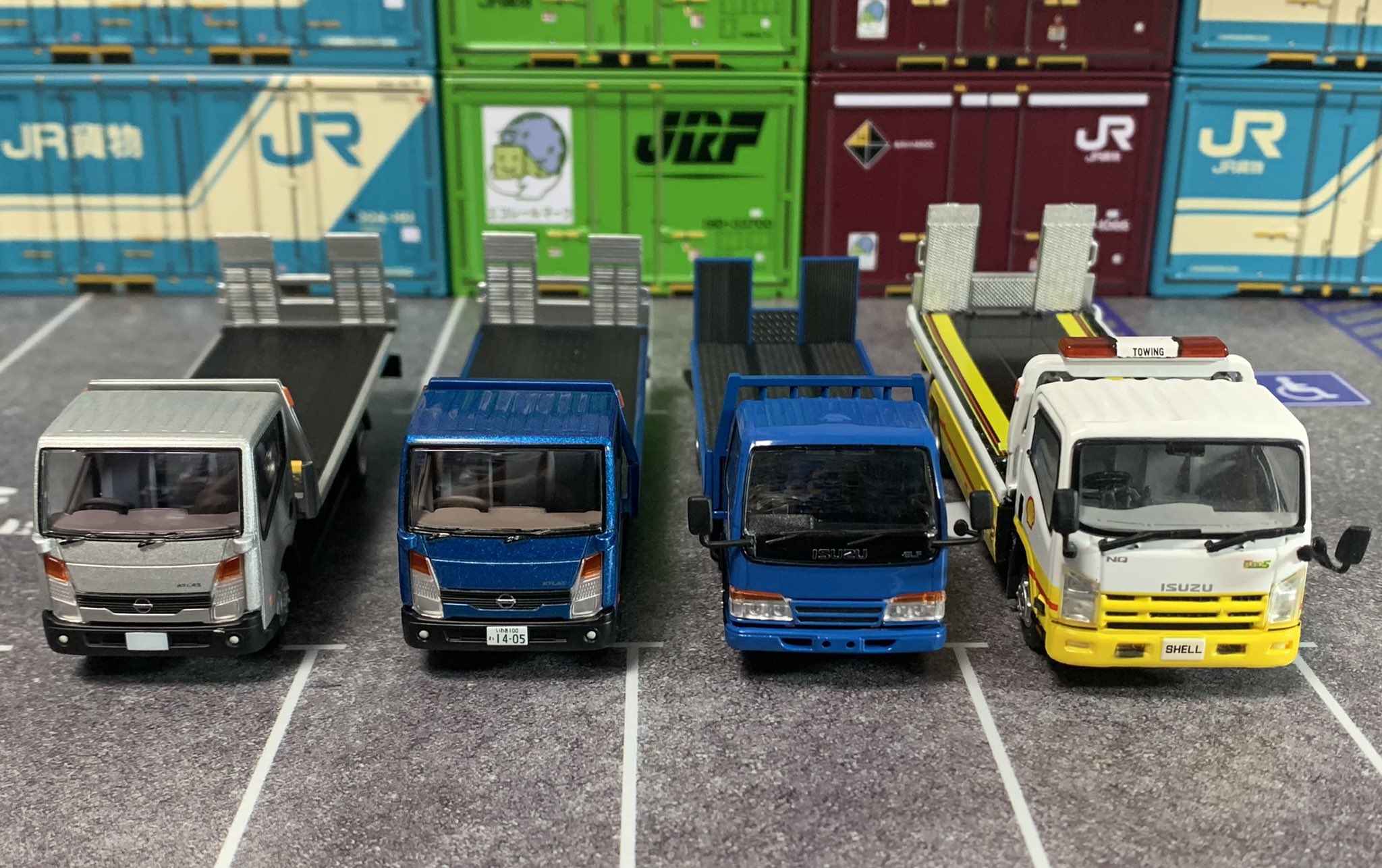 マサル 手持ちの1台載せの積車を比較 トミカリミテッドヴィンテージとpeakoは ほぼ同じ大きさで Tinyは一回り大きいです 各社同じように可動しますが Tlvnはミラーがないのが残念 価格帯も同じなので ユーザー取付パーツでもいいので付属して貰いたい