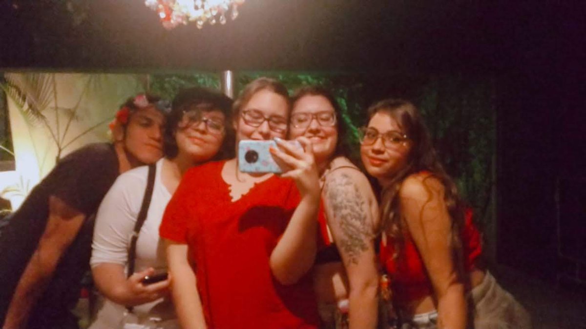 vicxtoriaf's tweet photo. o último carnaval que fomos felizes;  a thread https://t.co/kPNncn9NED