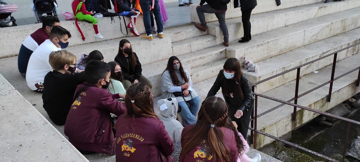 🎭 Lunes de cantera diferente, pero de carnaval 

Infantiles y juveniles se han reunido junto al Templo de Diana para charlar sobre el futuro del carnaval y aportar ideas para ediciones futuras. <a href="/_CarnavalMerida/">Carnaval Romano de Mérida</a>