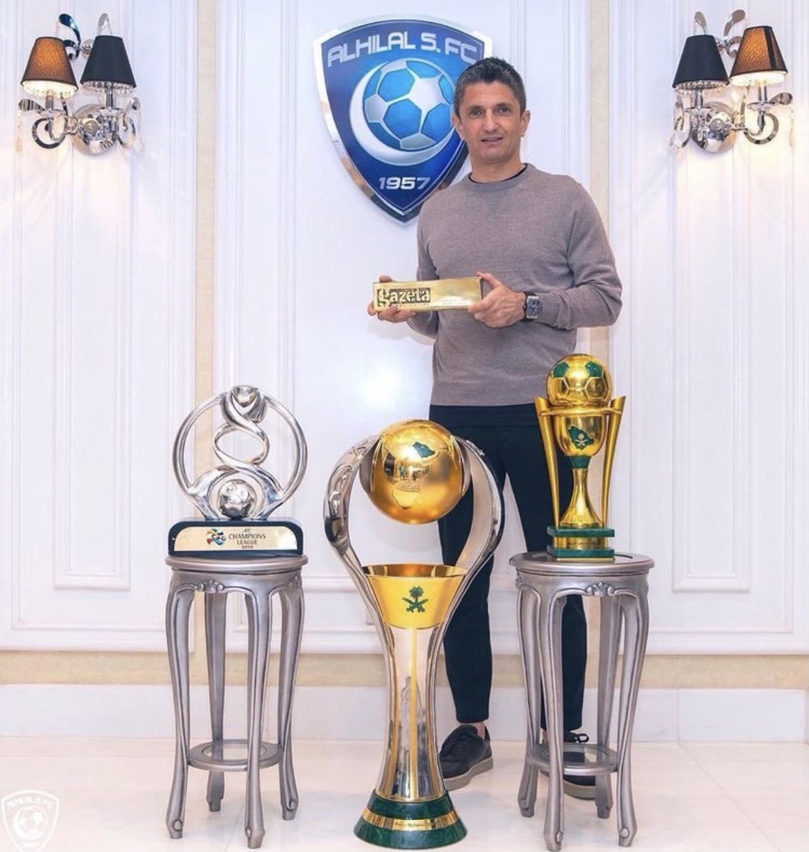 farisf9's tweet photo. كان مشوارا حافلا بالذهب والفرح ، تحققت فيه أكبر الأحلام ، كان لابد له ان ينتهي يوما ، لا يمكن الفوز طوال الوقت ، لم يتبقى سوى الذكرى للإحتفاظ بها ، ما أصعب الوداع على الطرفين ، وان كنت تعتقد ان المشجع الهلالي ليس حزينا.. فلأنه يتظاهر بذلك ،، 
#رازفان https://t.co/sP6b2wkd4O