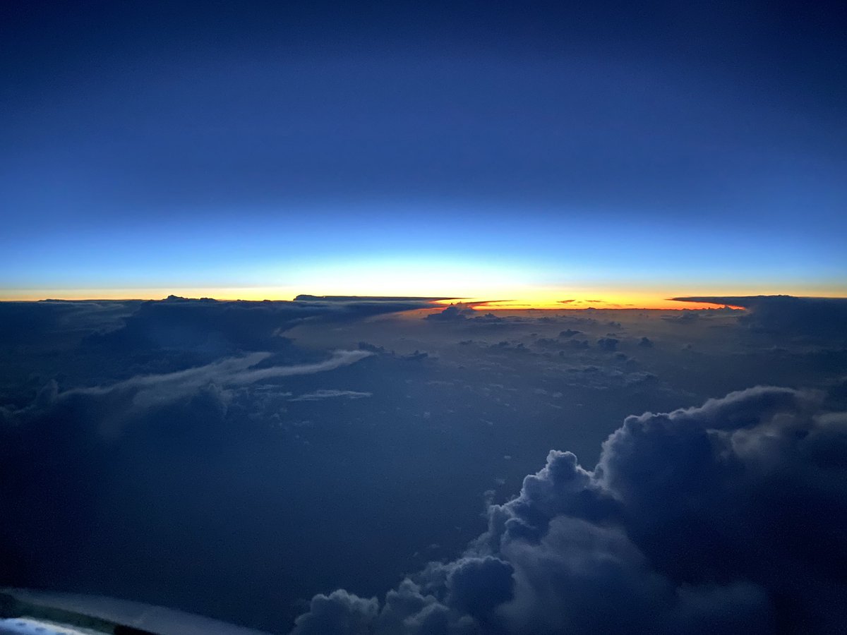 xavierjensen83's tweet photo. Retour de Washington pour la Saint-Valentin dimanche matin et un magnifique lever de soleil au sud-ouest de l’Irlande. #avgeek #airfrance #AF055 #ilovemyjob https://t.co/F1h4ZpvYxc