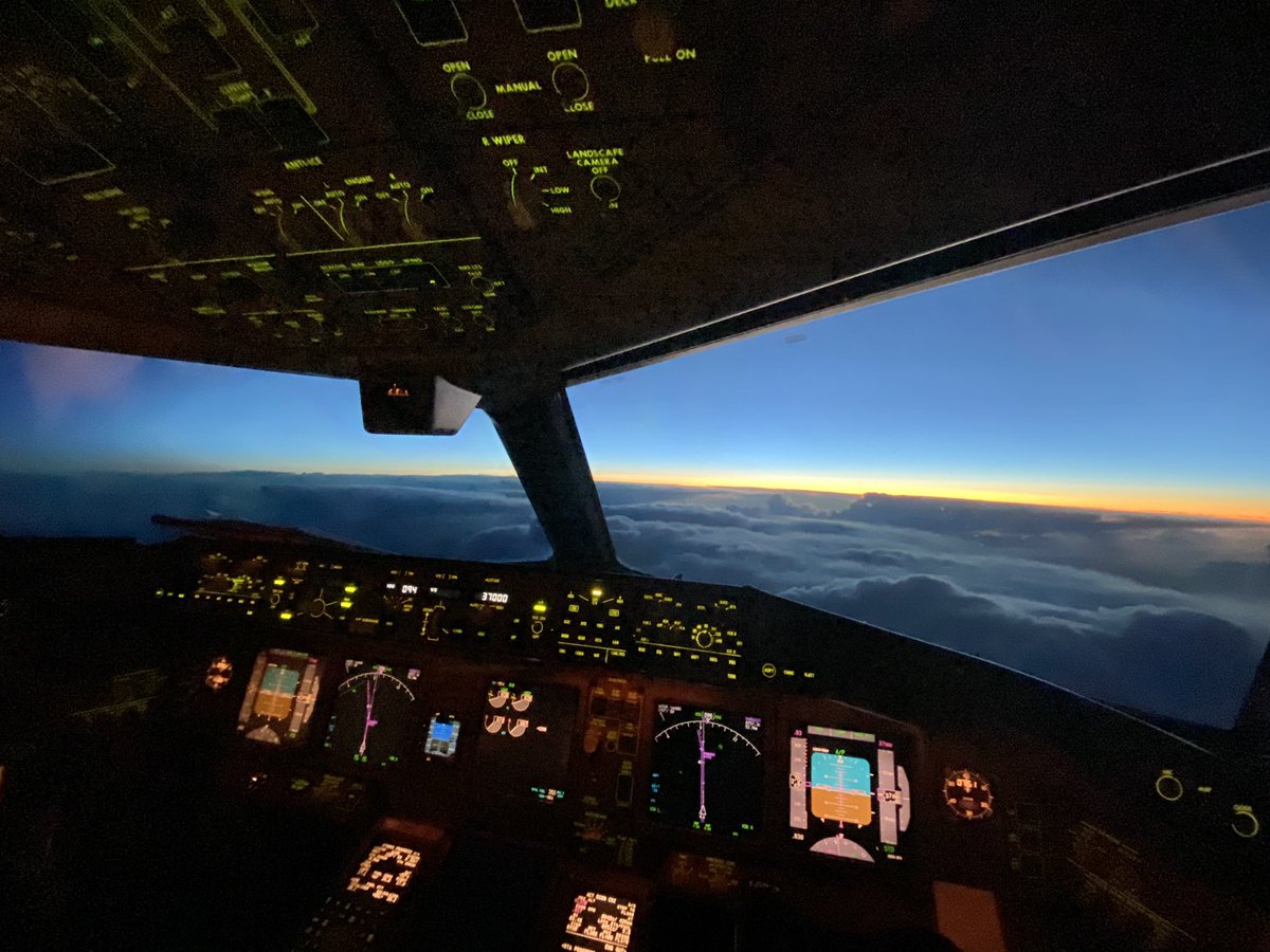 xavierjensen83's tweet photo. Retour de Washington pour la Saint-Valentin dimanche matin et un magnifique lever de soleil au sud-ouest de l’Irlande. #avgeek #airfrance #AF055 #ilovemyjob https://t.co/F1h4ZpvYxc