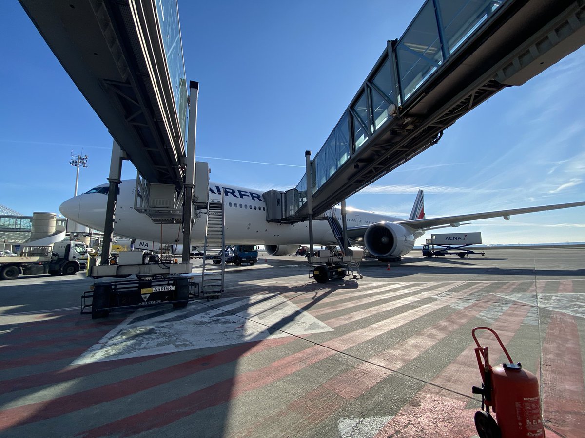 xavierjensen83's tweet photo. Retour de Washington pour la Saint-Valentin dimanche matin et un magnifique lever de soleil au sud-ouest de l’Irlande. #avgeek #airfrance #AF055 #ilovemyjob https://t.co/F1h4ZpvYxc