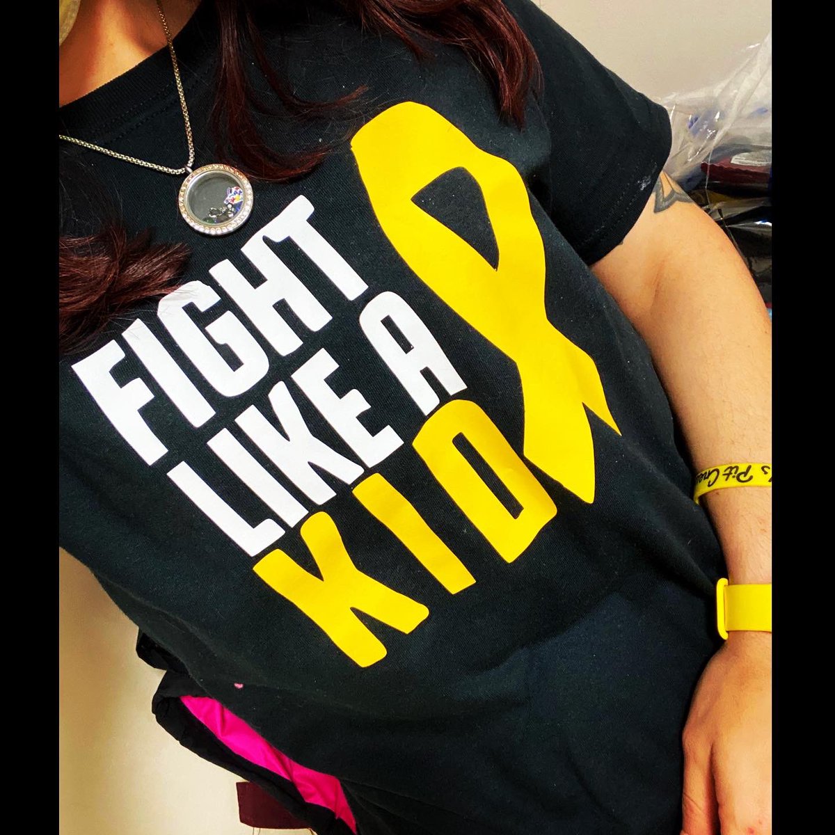 ayegina_'s tweet photo. fight like this kid..
one of the strongest i know!
🥊💛🙏🏼🏁

#ChildhoodCancerDay 

#DevinsRace #DevinsPitCrew #FuckCancer #StrongerTogether #RMS #MommysWarrior #ChildhoodCancer #PediatricCancer #SarcomaAwareness #FightLikeAKid #MCM https://t.co/XwKC4R7qIu