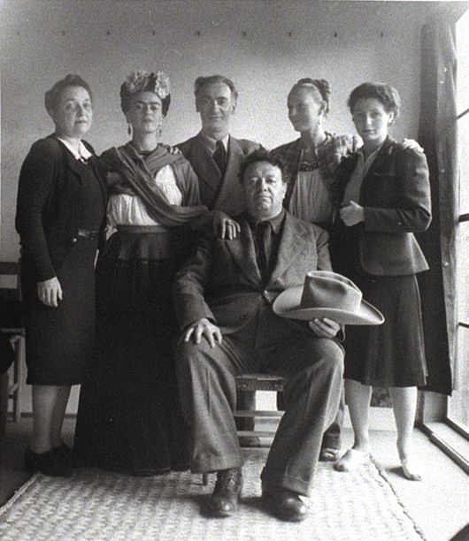 museoestudioDR's tweet photo. Hoy, en su natalicio, recordamos a Nickolas Muray, fotógrafo de origen húngaro. En la imagen, aparece Muray acompañado de Frida Kahlo, Emy Lou Packard, Diego Rivera y dos mujeres no identificadas, en San Ángel, en 1941. https://t.co/9VtsEpYwxm