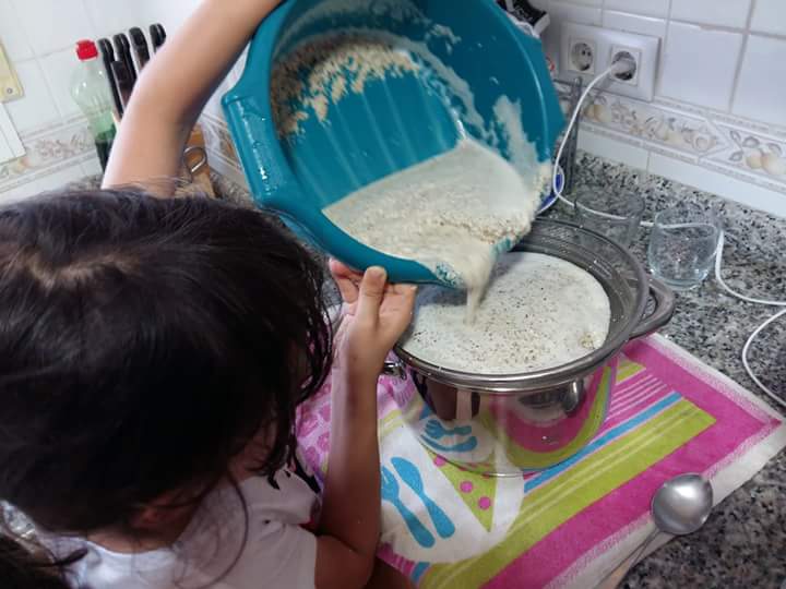 Dins de poc començarà, de nou, la temporada de l'orxata de xufa. Com a alboraier... no podem deixar de fer-la de forma tradicional