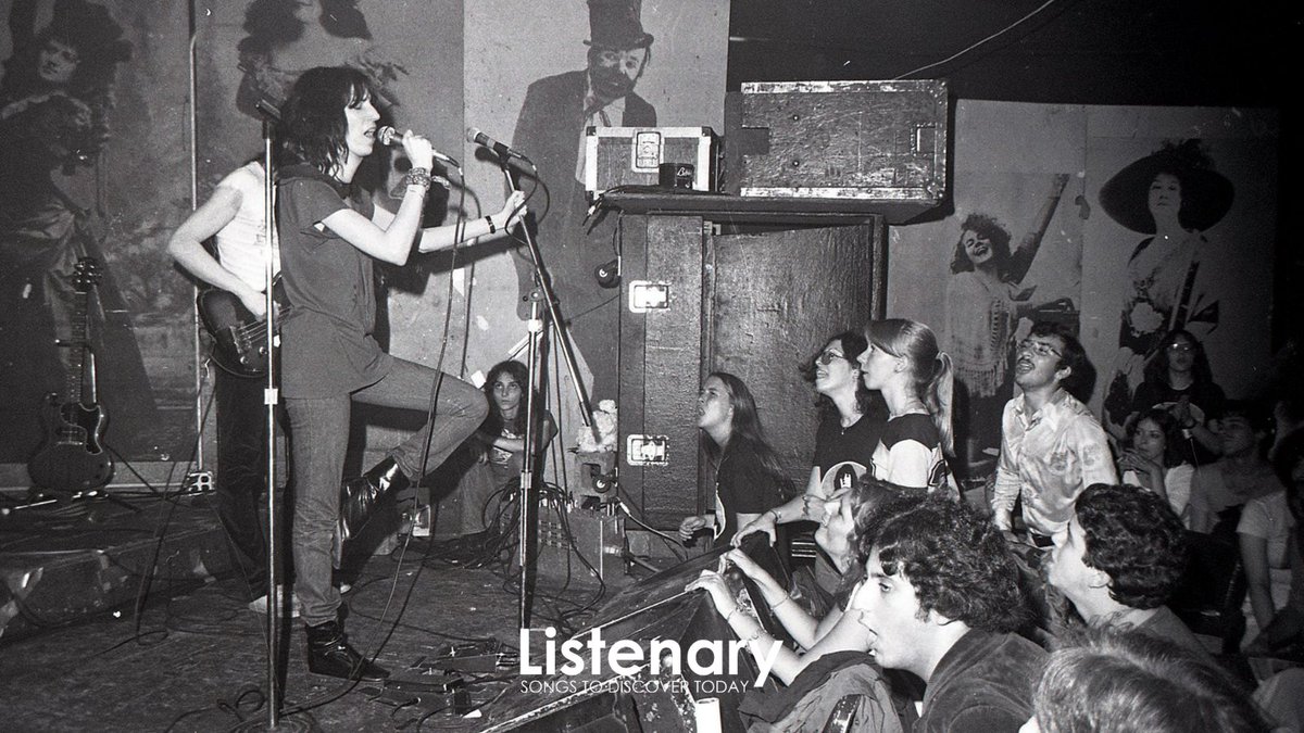 “Bitmemiş şarkılar ve terk edilmiş şiirlerle kuşatılmış, dağılmış, hatta felce uğramıştım. İlerleyebildiğim kadar ilerliyor, sonra hayalimde yarattığım duvarlara tosluyordum…”

- Patti Smith, Çoluk Çocuk kitabından.