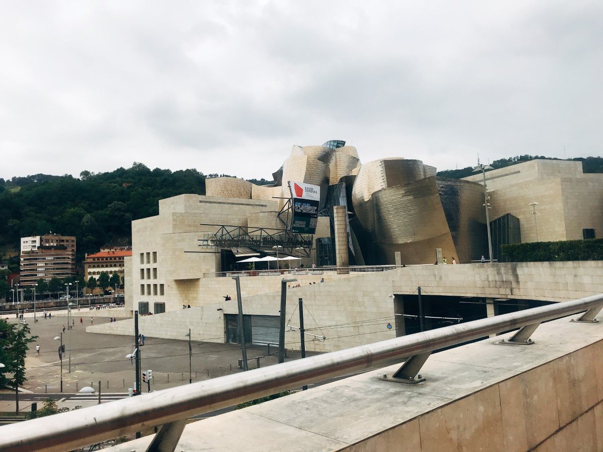 旅行会社 旅工房 公式 今日は美食の町として知られる 北スペイン の人気観光地を紹介 近代美術の街 ビルバオ バスク州最大の観光都市 メイン観光地の グッゲンハイム美術館 では 館内だけではなく 館外にも 巨大なクモ や 花の犬