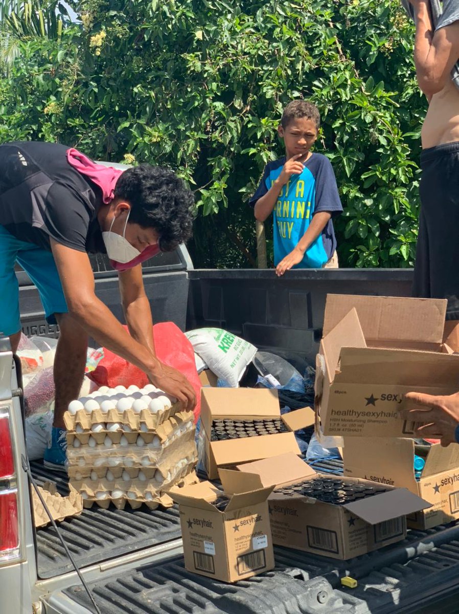 humanityandhope's tweet photo. Last week, our team distributed food bags to 11 families in a local community. Onan from La Coroza &amp; Geovany from La Cuchilla –– two men from the communities we serve –– helped with this distribution, led by Daniel Mejia, our Strategic Initiatives Coordinator. https://t.co/5GPZnBh5yL
