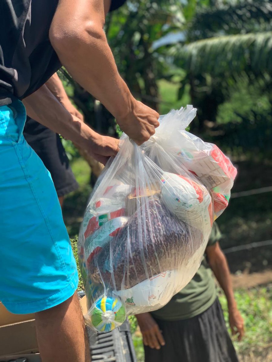 Last week, our team distributed food bags to 11 families in a local community. Onan from La Coroza & Geovany from La Cuchilla –– two men from the communities we serve –– helped with this distribution, led by Daniel Mejia, our Strategic Initiatives Coordinator.