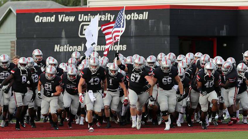 BlakeDe_Leon72's tweet photo. Extremely blessed to announce I’ve received my first ever offer from Grandview University to play football! @Coach_ADutcher #GoVikings https://t.co/8WCLORBtjB