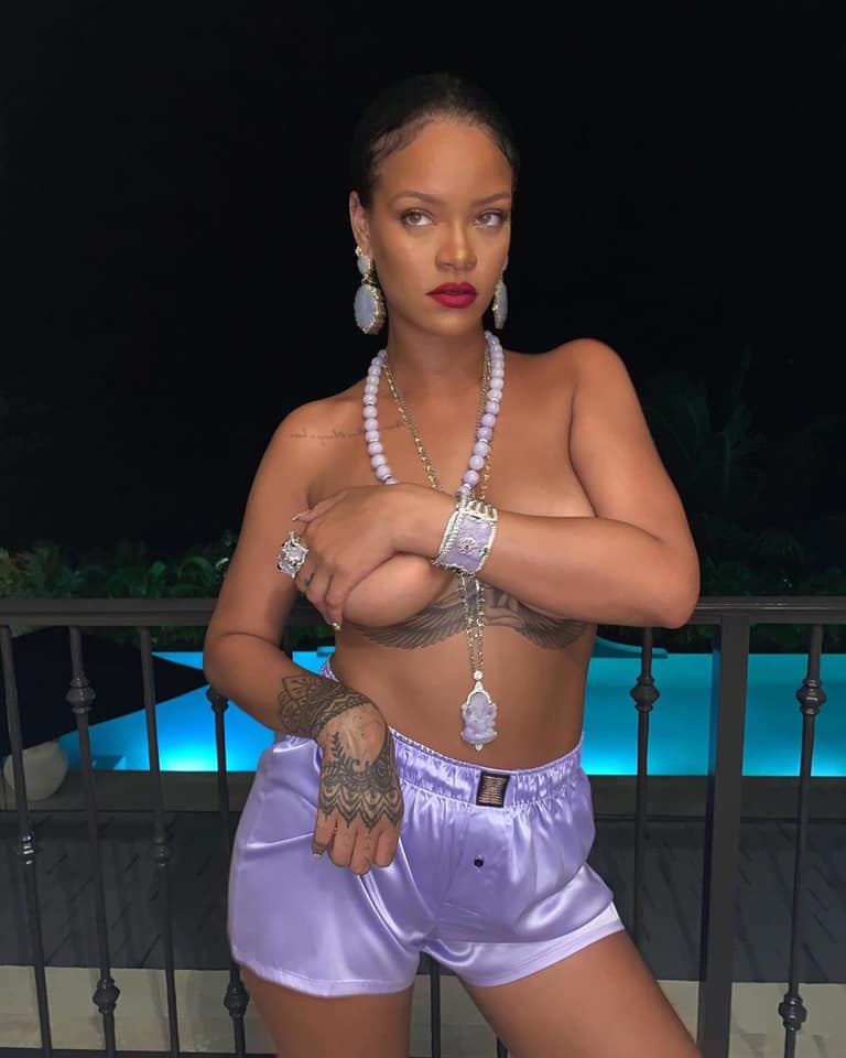 FamosoVem's tweet photo. @rihanna, aparece toda sexy e censual e nas descrição da foto Ela escreve:  Quando o Dano diz ′′ eu nuh quero que uses sem lingerie esta noite, rapariga ′′

Tens algo pra comentar ?

Siga-nos no #Instagram: @vem_ser_famoso_aqui https://t.co/mG4Fx5Y5Fi