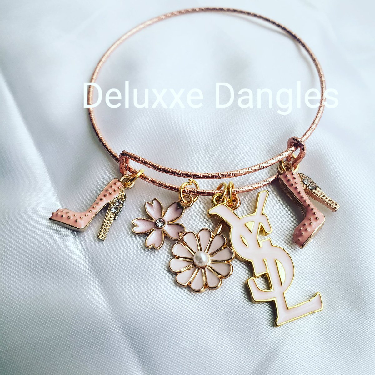 ShaunaJ60062305's tweet photo. #deluxxedangles #charmbangles #banglesets #valentinesgiftideas #charms #smallbusinesssupport #memphis #westmemphis #southaven #olivebranch #charmbangles #affordable https://t.co/SSJvFhAAH4