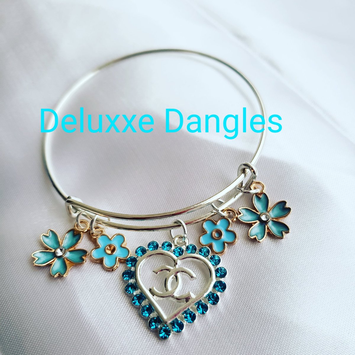 ShaunaJ60062305's tweet photo. #deluxxedangles #charmbangles #banglesets #valentinesgiftideas #charms #smallbusinesssupport #memphis #westmemphis #southaven #olivebranch #charmbangles #affordable https://t.co/SSJvFhAAH4