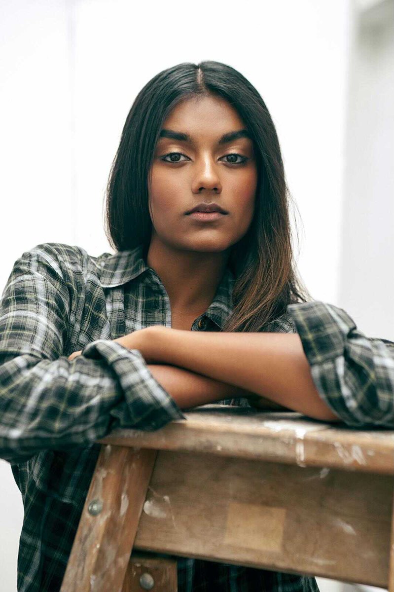 Simone Ashley is Miss Kate Sharma. 

Newly arrived in London, Kate is a smart, headstrong young woman who suffers no fools — Anthony Bridgerton very much included. 🐝 #Bridgerton 

deadline.com/2021/02/bridge…