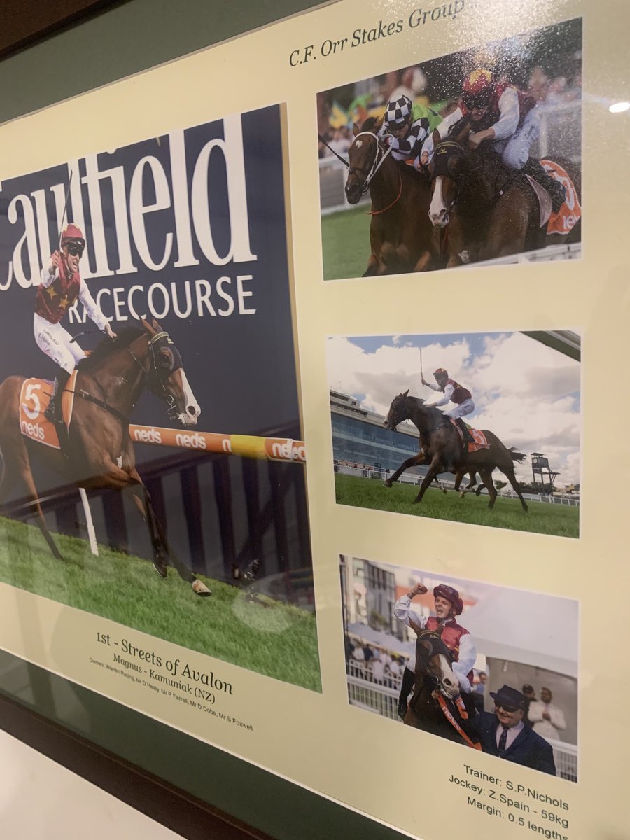 Dave_Healy_'s tweet photo. Good photobomb @simonmarshall33 you’re on my wall for ever now. @lil_spaino96 #streetsofavalon https://t.co/x1Kz3kUNY5